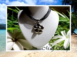 Silver Sea Collection / Collier Fleur Hibiscus Tahatai H:3cm / Argent Rhodié 925 (3.81g) Perle Baroque de Tahiti 8mm/C+  Reflets Gris / Cordons Couleur Noir (photos contractuelles)