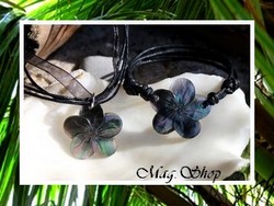 Marquises Collection / Parure Tahiarii Collier & Bracelet Fleurs Hibiscus Nacre de Tahiti 3cm / Reflets Foncés / Collier + Bracelet (photos non contractuelles)