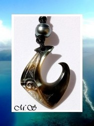 Moana Perles Collection / Collier Hameçon Tahitoa Marquisien H:6.25cm / Nacre de Tahiti 4.4cm & Perle Cerclée de Tahiti 11.90mm/C+ Reflets Gris/Bleus / Coton Noir ( photos contractuelles)