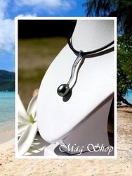 Silver Sea Collection / Collier Tahuata / Pendentif Argent Rhodié 925 (0.96g) H:3.5cm / Perle Semi-Baroque de Tahiti 8.45mm/B Gris/verts / Cordon Couleur Noir (photos contractuelles)