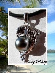 Fenua Collection / Collier Dauphin Taiarapu Marquisien / Pendentif Argent Rhodié 925/1000 (3.80g) / Perle Ronde de Tahiti 8.70mm/C+ Reflets Gris/Verts / Cordon Noir (photos non contractuelles)