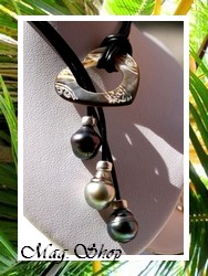 LAGON - Collier Coeur Taimanaia Nacre de Tahiti & 3 Perles Drop/Semi-Baroques de Tahiti : Bleus/Verts Irisés Foncés 9.85mm/A / Champagnes 9.95mm/B / Aubergines 10.30mm/C+ (photos non contractuelles)