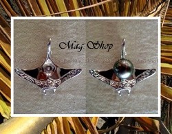 Apprêt Pendentif Raie Takaroa Marquisienne Argent Rhodié 925 (2.65g) / Taille: H: 3CM X L:3.5cm  Article vendu SANS Chaîne, SANS Perle (photos contractuelles)
