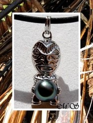 Fenua Collection / Collier Tiki Taku Marquisien / Pendentif H:3.8cm Argent Rhodié 925 (4.90g) / Perle Semi-Ronde de Tahiti 9.10mm/C Reflets Verts Foncés / Cuir Noir (photos non contractuelles)