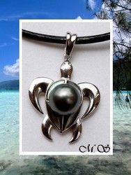 Fenua Collection / Collier Tortue Tamatoa 4 Nacres de Tahiti / Pendentif Argent Rhodié 925 (3.60g) & Perle Ronde de Tahiti 8.90mm/C+ Gris/Verts / Cordon Noir (photos non contractuelles)