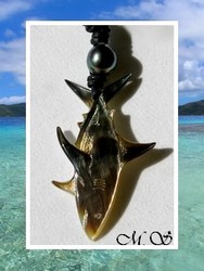 Moana Collection / Collier Requin Tanoa Marquisien Nacre de Tahiti 5.5cm Reflets Clairs/Ocres Foncés & Perle Semi-Baroque de Tahiti 11.80mm/C Gris/Verts Foncés / Coton Noir (photos non contractuelles)