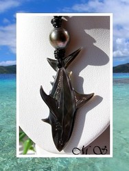 Moana Collection / Collier Requin Tanoa Marquisien Nacre de Tahiti 5.9cm Foncés Colorés & Perle Semi-Baroque de Tahiti 11.05mm/C+ Gris Reflets Bleus/Verts / Coton Noir (photos non contractuelles)