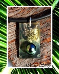 îles Collection / Collier Taotai Margouillat Marquisien Nacre de Tahiti 2.5cm & Demi-Perle de Tahiti 9mm/C+ Reflets Verts Foncés (photos non contractuelles)