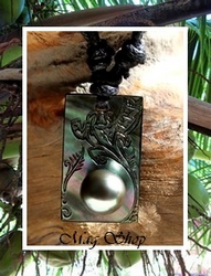 Moana Perles Collection / Collier Taotai Margouillat Marquisien Nacre de Tahiti 2.5cm & Demie-Perle de Tahiti 9.20mm/C+ Reflets Gris/Verts / Taille Réglable Coton Noir (photos non contractuelles)