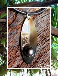 Moana Perles Collection / Collier Taravao Marquisien Nacre de Tahiti H:4.5cm & Demi-Perle de Tahiti 9.45mm/C+ Reflets Gris/Bleus Foncés / Cuir Noir (photos contractuelles)