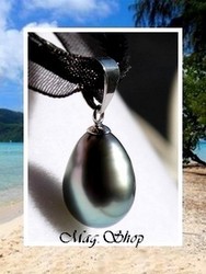 Silver Sea Collection / Collier Tautira / Pendentif Argent Rhodié 925 (0.23g) / Perle Drop de Tahiti 9.55mm/A Reflets Verts d'Eau / Cordons Couleur Noir (photos non contractuelles)