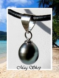 Silver Sea Collection / Collier Tautira Argent Rhodié 925 (0.23g) / Perle Drop de Tahiti 9.20mm/A Bleus Foncés Reflets Arc en Ciel / Cuir Noir (photos non contractuelles)