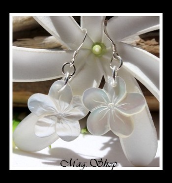 Tavana Avea Boucles D`Oreilles Fleurs Hibiscus Nacres de Tahiti Modèle 5 MAG.SHOP