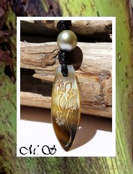 Moana Perles Collection / Collier Planche de Surf Taverio Margouillat Nacre de Tahiti 3.5cm & Perle Semi-Baroque 9.55mm/C+ Champagnes / Coton Noir (photos contractuelles)