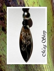 Moana Perles Collection / Collier Planche de Surf Taverio Margouillat Nacre de Tahiti 3.5cm & Perle Semi-Baroque 8mm Reflets Verts / Coton Noir (photos contractuelles)