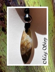 Moana Perles Collection / Collier Planche de Surf Taverio Margouillat Nacre de Tahiti 3.5cm & Perle Drop 8.55mm Reflets Noirs/Bleus Foncés / Coton Noir (photos contractuelles)