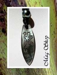 Moana Perles Collection / Collier Planche de Surf Taverio Margouillat Nacre de Tahiti 3.5cm & Perle Semi-Ronde 8mm/B+ Reflets Verts / Coton Noir (photos contractuelles)