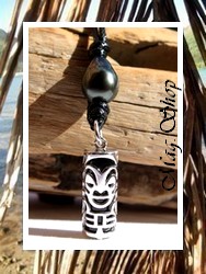 TIKI Collection / Collier TIKI Teahio Amour Marquisien H:3cm / Pendentif Argent Rhodié 925 (4.01g) Agate Noire / Perle Drop de Tahiti 9.60mm/B+ Gris/Noir/Verts / Coton Noir (Photos Contractuelles)