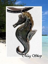 Moana Collection / Collier Hippocampe Teahoroa Marquisien Nacre de Tahiti H:4.5cm Reflets Ocres Foncés / Cordon Cuir Noir (photos non contractuelles)