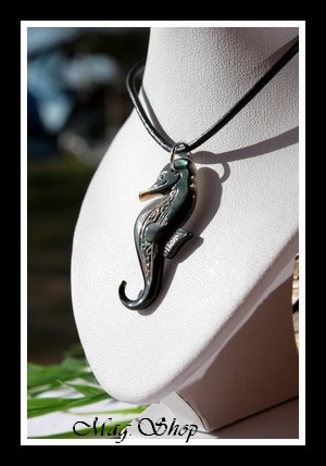 Teahoroa Collier Hippocampe Marquisien Nacre de Tahiti Modèle 3 MAG.SHOP