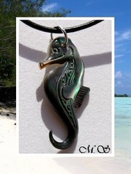 Moana Collection / Collier Hippocampe Teahoroa Marquisien Nacre de Tahiti H:4.5cm Reflets Foncés Colorés / Cordon Cuir Noir (photos non contractuelles)