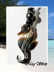 Moana Perles Collection / Collier Hippocampe Teahoroa Marquisien Nacre de Tahiti H:4cm & Perle Cerclée de Tahiti 10.05mm/C+ Gris/Verts Foncés / Taille Réglable Coton Noir (photos non contractuelles)