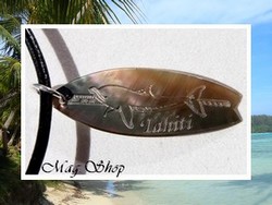 Moana Collection / Collier Planche de Surf Dauphin Teaki Marquisienne "TAHITI" Nacre de Tahiti H: 4.2cm Reflets Ocres/Colorés / Cuir Noir (photos contactuelles)