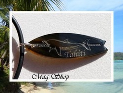 Moana Collection / Collier Planche de Surf Dauphin Teaki Marquisienne "TAHITI" Nacre de Tahiti H: 4.2cm Reflets Foncés / Cordon Noir (photos contactuelles)