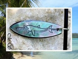 Moana Collection / Collier Planche de Surf Teaki Dauphin Marquisien Nacre de Tahiti 3.5cm Reflets Ocres Foncés Colorés / Cuir Noir (photos non contractuelles)