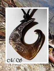 Moana Collection / Collier Hameçon Teano Tiki Marquisien Nacre de Tahiti H:4.3cm Reflets Ocres Foncés/Ocres Clairs / Taille Réglable Coton Noir (photos contractuelles)