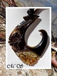 Moana Collection / Collier Hameçon Teano Tiki Marquisien Nacre de Tahiti H:4.4cm Reflets Ocres/Ambres / Taille Réglable Coton Noir (photos contractuelles)