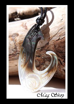 Teaumata Collier Hameçon Tiki Marquisien Nacre de Tahiti Modèle 4 MAG.SHOP