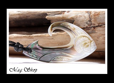 Teaumata Collier Hameçon Tiki Marquisien Nacre de Tahiti Modèle 4 MAG.SHOP