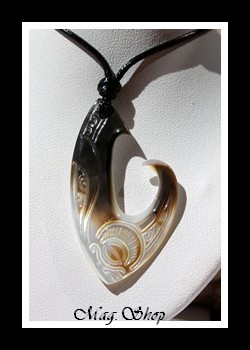 Teaumata Collier Hameçon Tiki Marquisien Nacre de Tahiti Modèle 4 MAG.SHOP