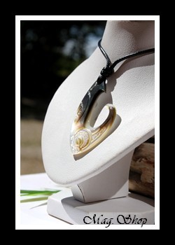 Teaumata Collier Hameçon Tiki Marquisien Nacre de Tahiti Modèle 4 MAG.SHOP