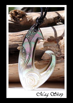 Teaumata Collier Hameçon Tiki Marquisien Nacre de Tahiti Modèle 4 MAG.SHOP