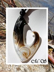 Moana Collection / Collier Hameçon Teaumata Tiki Marquisien H:5cm Nacre de Tahiti Reflets Clairs/Ocres Foncés / Taille Réglable Coton Noir (photos contractuelles)