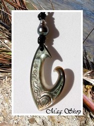 Moana Perles Collection / Collier Hameçon Teaumata Tiki Vagues / Nacre de Tahiti Reflets Ocres Colorés & Perle Semi-Baroque de Tahiti 9.50mm/A Bleus/Verts / Coton Noir (photos non contractuelles)