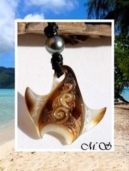 Lagon Collection / Collier Raie Teavanui Marquisienne Vagues Nacre de Tahiti 3.5cm & Perle Ronde de Tahiti 9.10mm/C Gris/Verts / Taille Réglable Coton Noir (photos contractuelles)