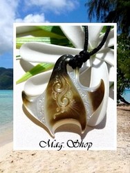 Marquises Collection / Collier Raie Teavanui Vagues Nacre de Tahiti 3.5cm Reflets Clairs/Ocres (photos non contractuelles)