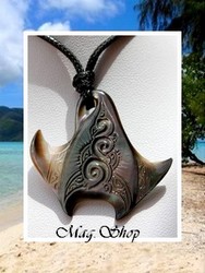 Marquises Collection / Collier Raie Teavanui Vagues Nacre de Tahiti 3.5cm Reflets Clairs/Ocres Foncés Colorés / Taille Réglable Coton Noir (photos non contractuelles)