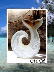 Moana Collection / Collier Hameçon Queue de Baleine Teeava Vagues / Nacre de Tahiti 4.5cm Reflets Blancs et Caramels / Coton Coco (photos non contractuelles)