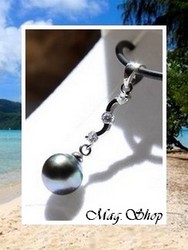 Silver Sea Collection / Collier Teiva Tefarerii / Pedentif Argent Rhodié 925 (0.70g) 3 Zircons H:3.2/ Perle Semi-Baroque de Tahiti 9.05mm/B+ Bleus/Verts / Cordon Noir (photos non contractuellles)