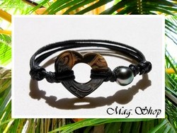 Lagon Collection / Bracelet Coeur Marquisien Tefatoaiti / Nacre de Tahiti 2.5cm & Perle Drop de Tahiti 9.40mm/B Reflets Verts Foncés / Taille Réglable Coton Noir (photos non contractuelles)