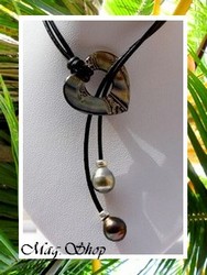 Lagon / Collier Coeur Marquisien Taimanaia Nacre 3cm & 2 Perles Drops de Tahiti / 9.70mm/B Crèmes Nacrés & 11.35mm/A Verts/Aubergines / Coton Noir (photos non contractuelles)
