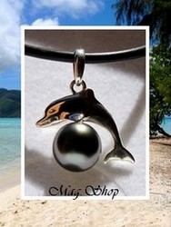 Silver Sea Collection / Collier Dauphin Tefatua / Pendentif Argent Rhodié 925 (0.60g) H: 1.7cm / Perle Semi-Baroque de Tahiti 8.55mm/C+ Gris/Bleus Foncés / Cordon Noir (photos non contractuelles)