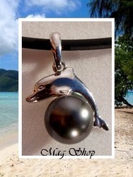 Silver Sea Collection / Collier Dauphin Tefatua / Pendentif Argent Rhodié 925 (0.60g) H:1.7cm / Perle Semi-Ronde de Tahiti 9.15mm/B+ Gris/Verts/Aubergines / Cuir Noir (photos non contractuelles)