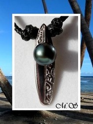 Fenua Collection / Collier Planche de Surf Tehamana  H:3.7cm / Pendentif Argent Rhodié 925 (5.40g) / Perle Semi-Baroque de Tahiti 9.45mm/B+ Bleus Foncés / Coton Noir (photos non contractuelles)