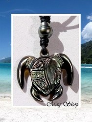 Moana Perles Collection / Collier Tortue Tehiva Marquisienne / Nacre de Tahiti 3.5cm & Perle Cerclée de Tahiti 10.25mm/C Gris / Taille Réglable Coton Noir (photos non contractuelles)