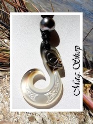 Moana Perles Collection / Collier Hameçon Teinaki Tiki Marquisien / Nacre de Tahiti 3.7cm Blancs/Foncés & Perle Semi-Ronde de Tahiti 9.55mm/C+ Gris/Verts Foncés / Coton Noir ( photos contractuelles)